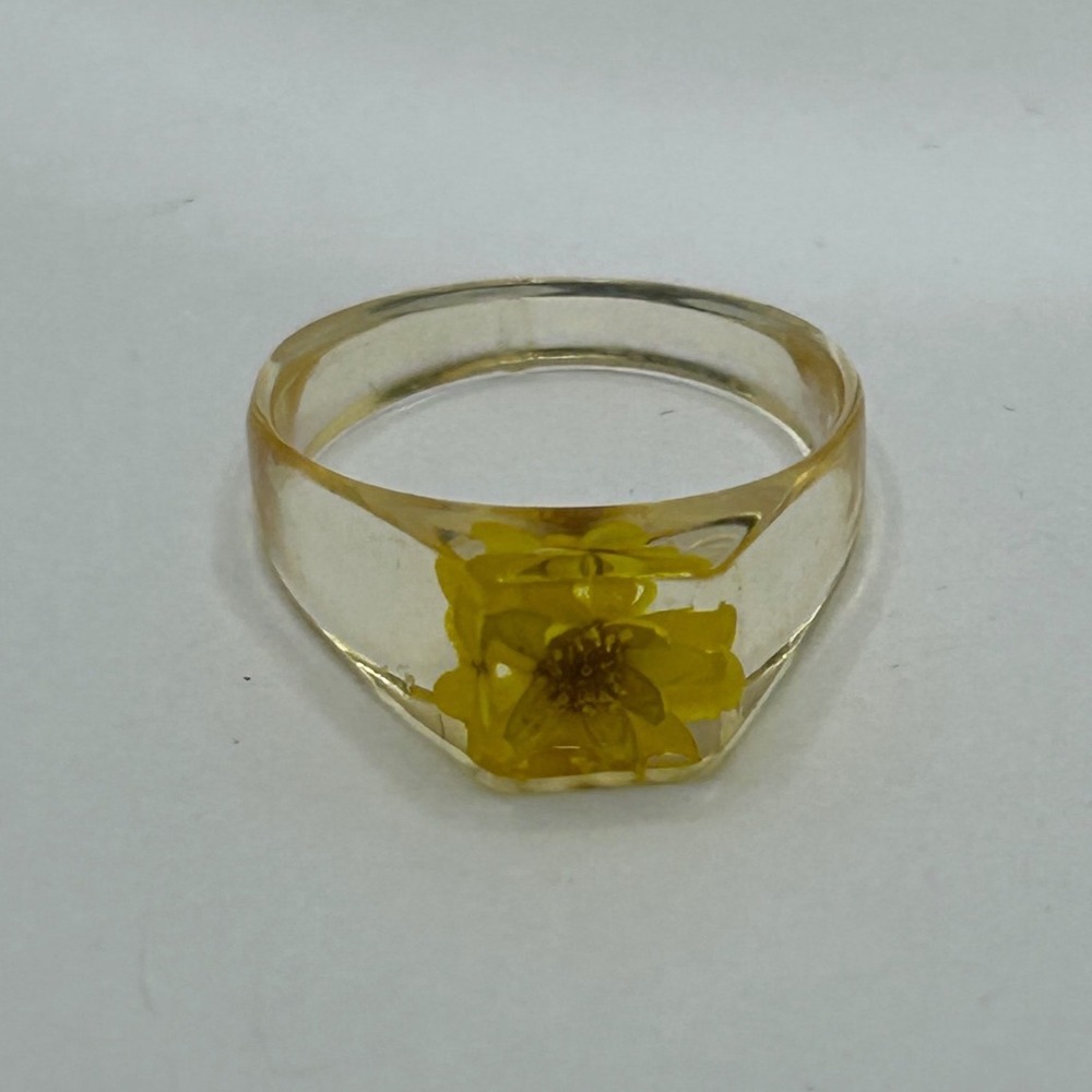 Resin Flower Ring Womens Size 6.75 Clear Yellow Pressed Floral Signet